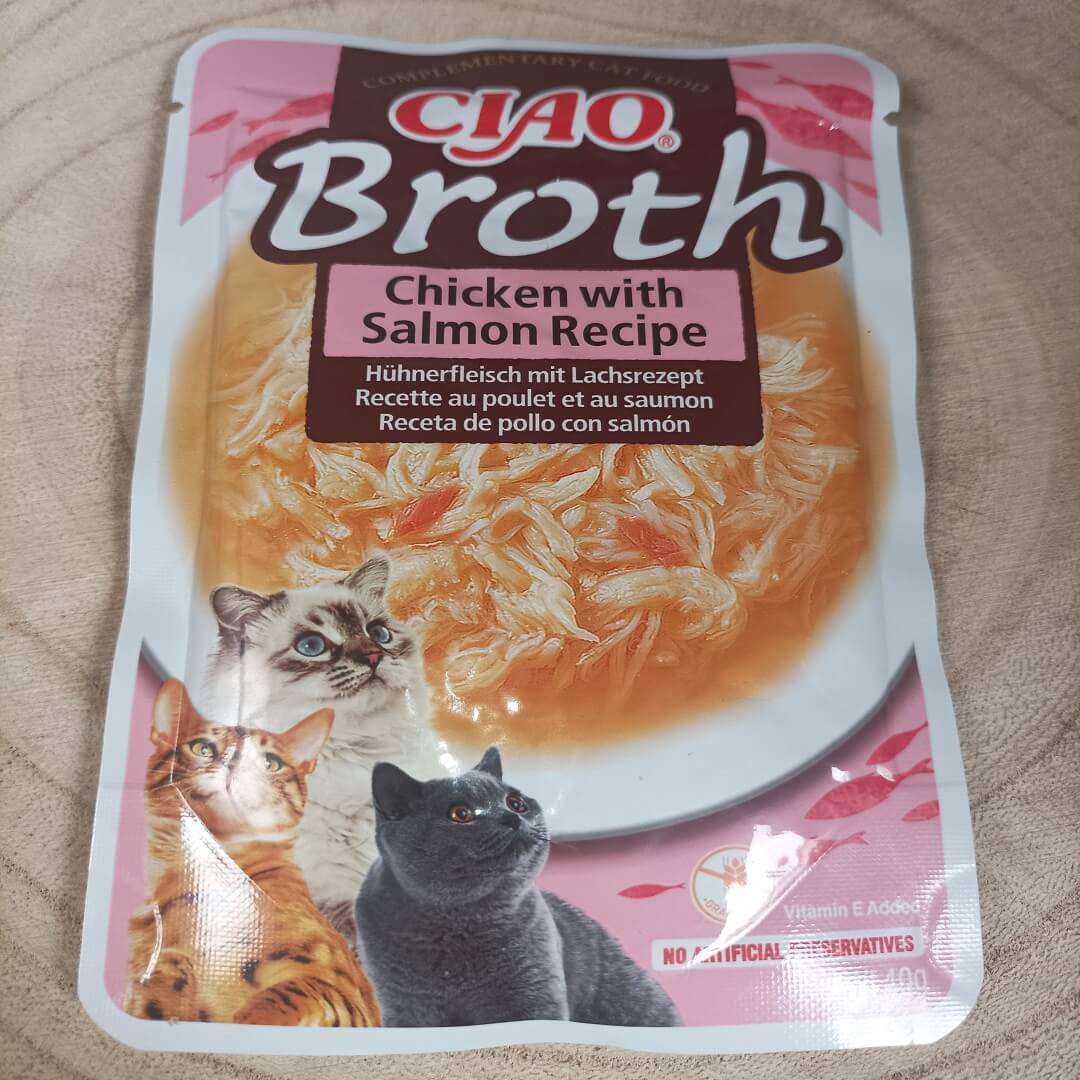 bouillon pour chat avec morceaux de poulet ou de thon;